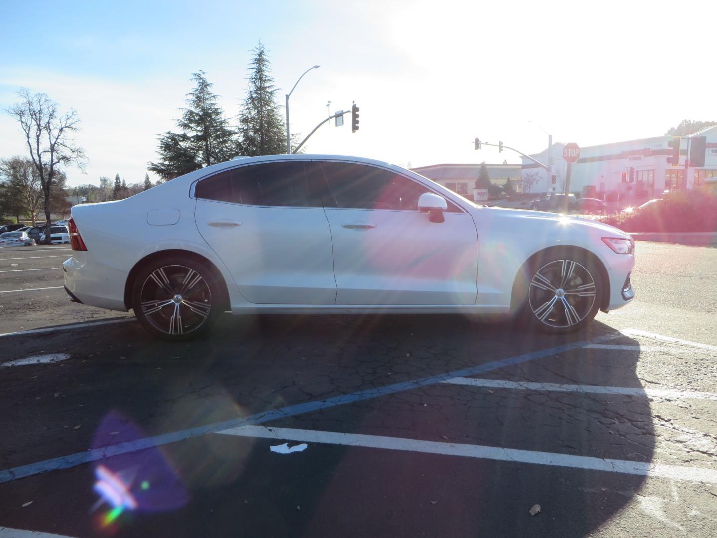 2019 White /BROWN Volvo S60 Inscription (7JRA22TL8KG) with an 4-Cyl, Drive-E, Turbo, Supercharged, 2.0 Liter engine, Automatic, 8-Spd Geartronic w/Adaptive Shift transmission, located at 2630 Grass Valley Highway, Auburn, CA, 95603, (530) 508-5100, 38.937893, -121.095482 - Photo#3